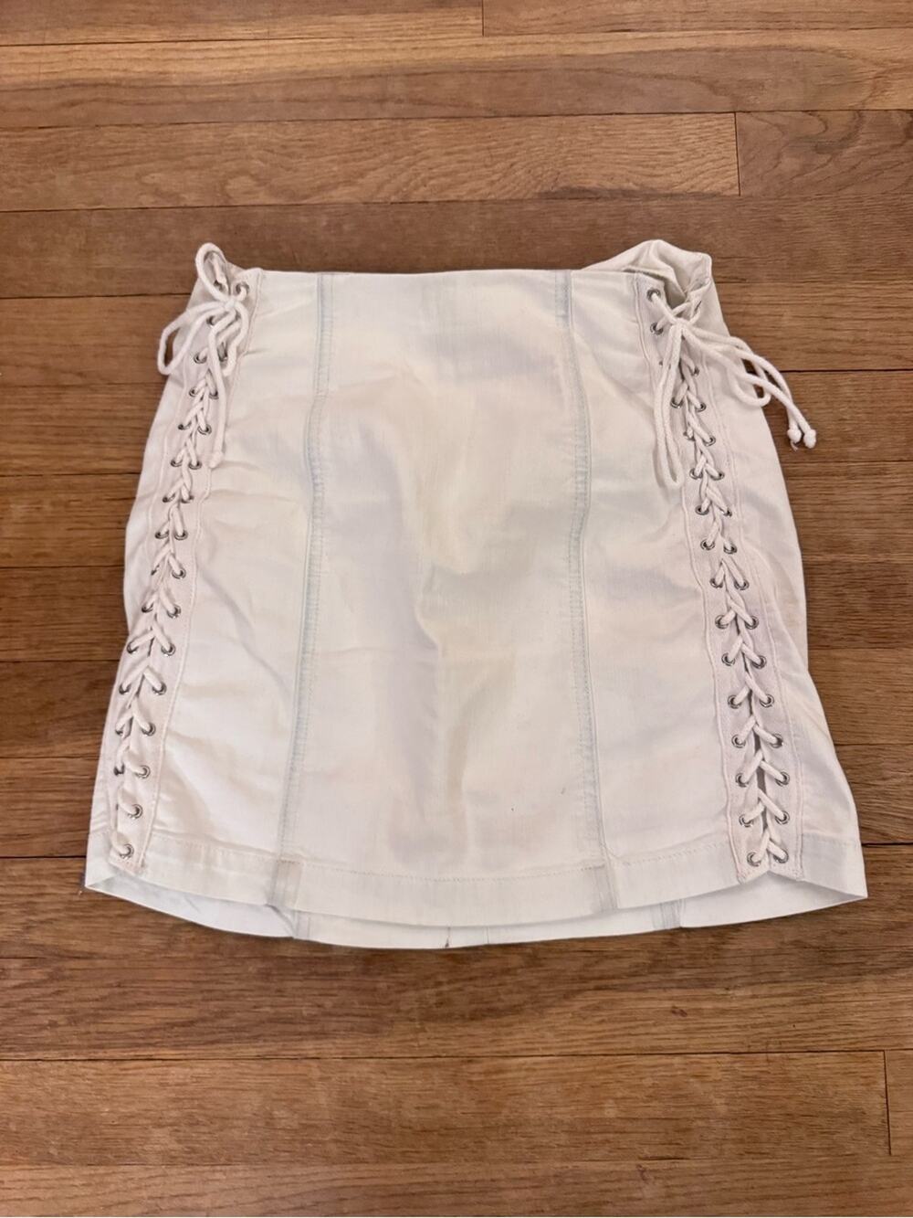 Carmar Women's White Lace Up Side Mini Skirt - Size 26
b62